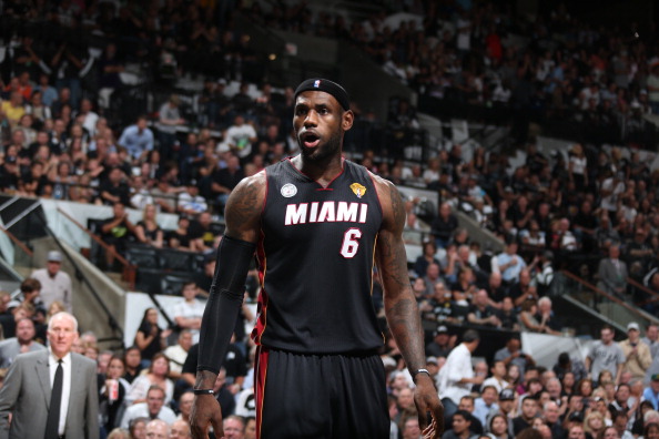 梅西一年造进球74个！三大MVP！快踢满全场还能边线一过四！（梅西年度造74球揽三项MVP，几乎每场打满还上演边线连过四人）