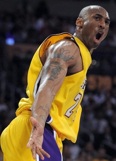 连丢2局！梁靖崑直摇头，孙颖莎耐心给他复盘，王艺迪一旁看热闹（连丢两局，梁靖崑连连摇头；孙颖莎耐心复盘相助，王艺迪在旁观望）