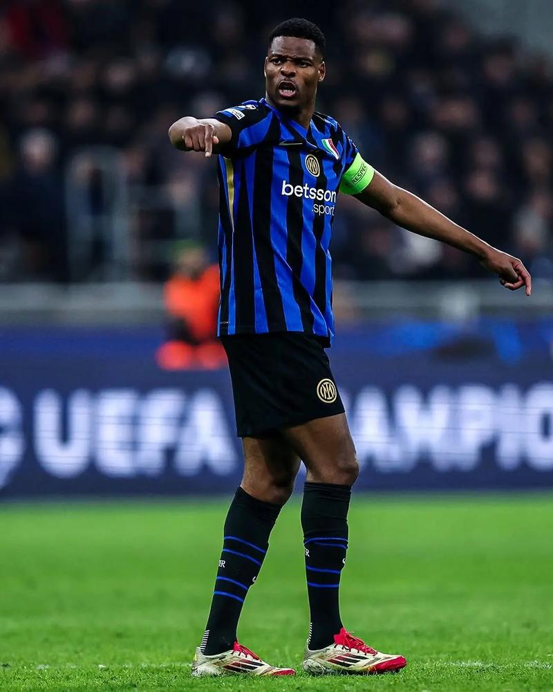 澳超半场：古德温贴地斩+失点，珀斯光荣暂0-1阿德莱德联（澳超半场：古德温低射破门又失点，珀斯光荣0-1落后阿德莱德联）