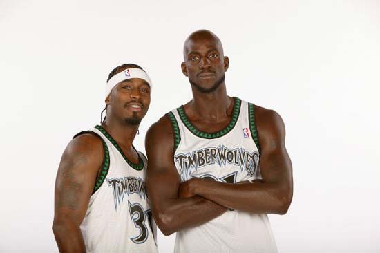 国脚助攻完成制胜球，球迷沸腾（国脚妙传造就制胜一球，球迷沸腾）