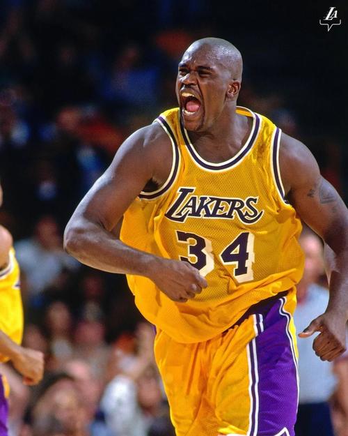 记者：米兰将与莱万经纪人会面讨论转会，伊布支持这一交易（记者称米兰计划与莱万经纪人商谈转会，伊布力挺这笔交易）