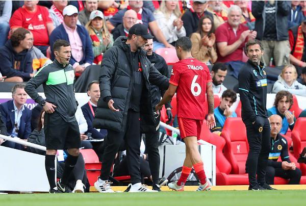 杜普兰蒂斯、特博戈两名巴黎奥运会金牌得主为摩纳哥vs巴黎开球（巴黎奥运金牌得主杜普兰蒂斯、特博戈为摩纳哥对巴黎比赛开球）