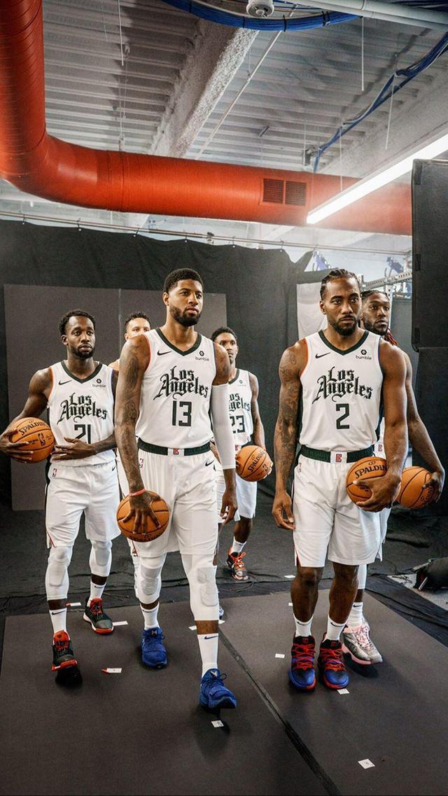 凯尔特人小球迷和远道而来的瑞士年轻人球迷互动（凯尔特人小球迷与来访瑞士青年球迷亲切互动）