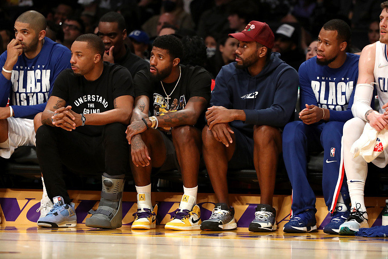 TA：阿莫林会在赛后与球迷合影，并会在其他场合展现出亲和力（TA：阿莫林赛后常与球迷合影，日常亦展露亲和力）