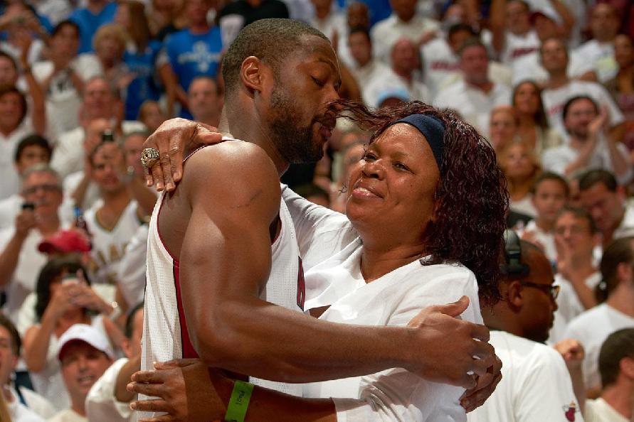 美记：马刺不愿放弃卡斯尔和哈珀，即便交易对象是字母哥（美媒：即使交易对象是字母哥，马刺也不愿送出卡斯尔和哈珀）